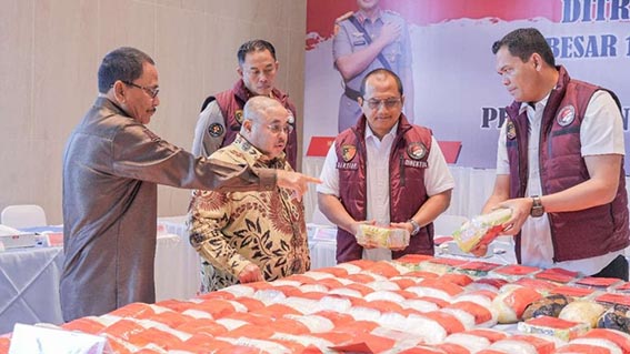Dewan Komitmen Dukung Penuh Upaya P4GN HADIRI - Ketua DPRD Kalsel H Supian HK saat menghadiri acara pemusnahan barbuk narkotika di Mako Polda Banjarbaru, Senin (4/8) siang.(foto:mb/ist)