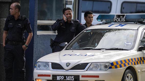 Malaysia Bingung Pilotnya Bisa Selundupkan 26 Kg Narkoba ke RI Badan Pengawasan dan Perlindungan Perbatasan Malaysia (AKPS) mengatakan otoritas berwenang masih mencari cara bagaimana pilot Malaysia Airlines Mohd Saufi bin Othman (MSO) bisa lolos serangkaian pemeriksaan bandara dan menyelundupkan 26 kilogram narkoba ke Indonesia.(foto:mb/ant)