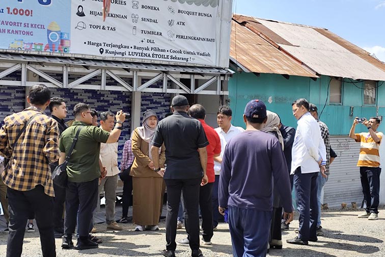 Komisi III DPRD Kalsel Berharap Segera Rampung ROMBONGAN Komisi III DPRD Kalsel saat meninjau penanganan jalan ambles di Sungai Gardu Banjarmasin, Senin (3/8).(foto:mb/ant)