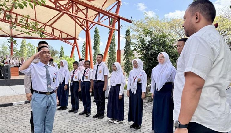 Sekolah Rakyat Banjarbaru Gandeng Taruna Akpol SEORANG siswa sekolah rakyat memberikan hormat kepada Kepala Sekolah Rakyat Terpadu (SRT) 9 Banjarbaru saat belajar materi kedisiplinan pada rangkaian kegiatan Masa Pengenalan Lingkungan Sekolah (MPLS) di Banjarbaru, Senin (3/8).(Foto:mb/ant)