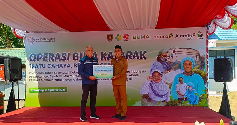 Ratusan Warga Tabalong Terima Manfaat Program Operasi Katarak Gratis Departement Head Government & External Relation PT MSW, R Aryamir Husein Sulasmoro Saat Menyerahkan Bantuan Operasi Katarak Gratis Kepada Wakil Bupati Tabalong, Habib Muhammad Taufani Alkaf.(foto:mb/ist)