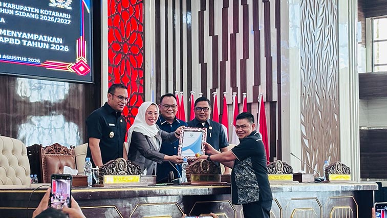 Paripurna DPRD, Bupati Kotabaru Sampaikan KUPA dan PPAS Perubahan APBD Tahun 2026 PARIPIRNA-Rapat Paripurna agenda "Pidato bupati Kotabaru sampaikan KUPA dan PPAS perubahan APBD Tahun 2026" Yang dipimpin langsung oleh Ketua DPRD Suwanti didampingi Wakil Ketua DPRD dan dihadiri anggota DPRD dan juga kepala SKPD dan Forkopimda.(Foto:mb/ebet)