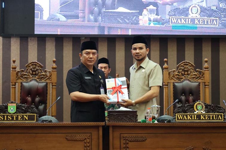 Pemkab Tanbu Sampaikan Rancangan Perubahan KUA-PPAS TA 2026 ANGGARAN-Penyampaian Rancangan Perubahan Kebijakan Umum Anggaran (KUA) dan Perubahan Prioritas Plafon Anggaran Sementara (PPAS) Tahun Anggaran 2026 dalam Rapat Paripurna DPRD Kabupaten Tanah Bumbu.(Foto:mb/ist)