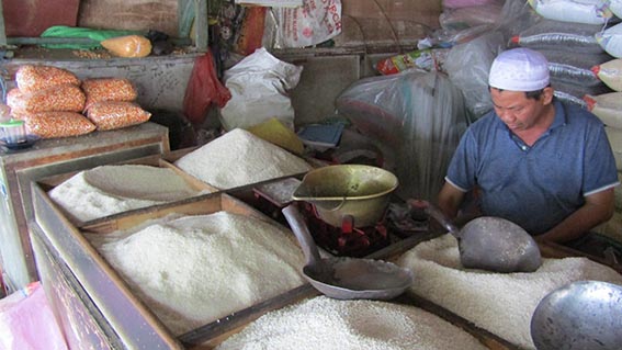 Harga Pangan Melonjak Signifikan HARGA MELONJAK - Harga pangan di pasar tradisional Selasa melonjak tajam, dimana kenaikan terjadi mulai dari beras, bawang, cabai, gula, minyak goreng kemasan hingga protein hewani.(foto:mb/ant)
