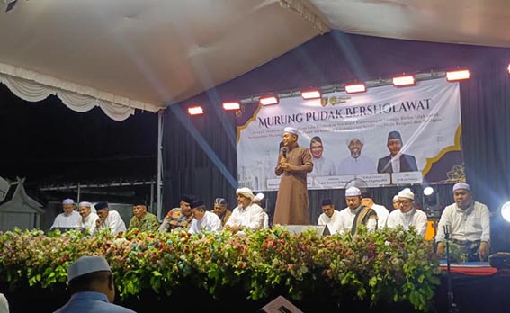 Kecamatan Murung Pudak Gelar Shalawatan CAMAT Murung Pudak H Rony Saputra saat menyampaikan sambutan pada acara Murung Pudak Bershalawat, Selasa (4/8) malam. (Foto:mb/yan)