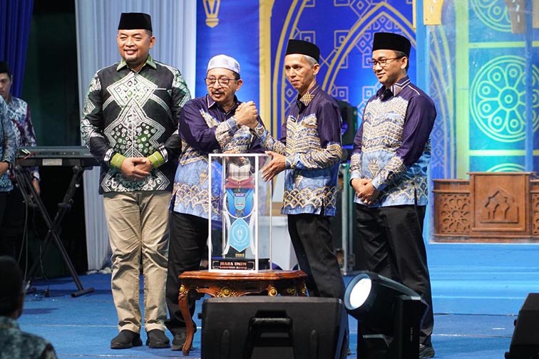 Martapura Timur Juara Umum MTQ WABUP Banjar Habib Idrus Al Habsyi didampingi Sekda Kabupaten Banjar H Yudi Andrea menyerahkan piala Juara Umum MTQ Nasional XLIX Tingkat Kabupaten Banjar Syiaril Islam 2026 kepada Kafilah Kecamatan Martapura Timur.(foto:mb/ist)