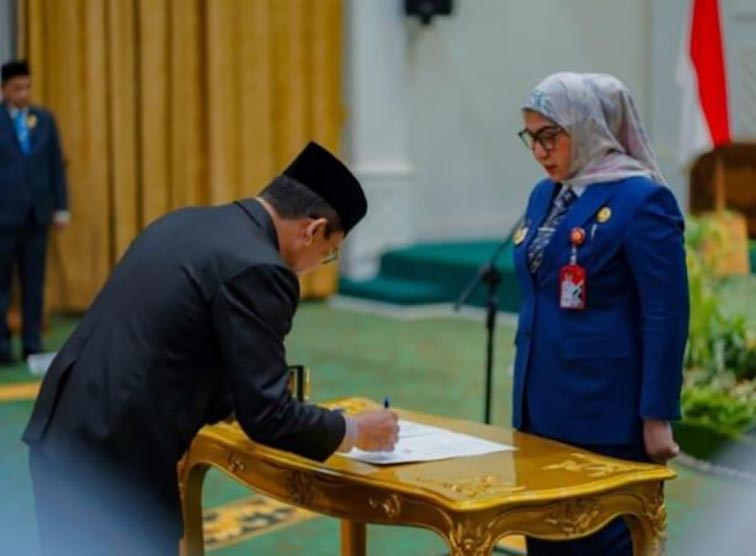 Walikota Lisa Lantik 91 Pejabat SALAH satu pejabat yang dilantik menandatangani perjanjian kinerja di hadapan Walikota Banjarbaru Hj Erna Lisa Halaby.(foto:mb/ist)