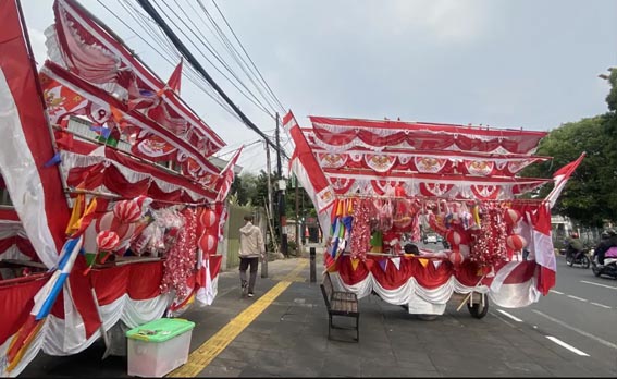 Omzet Pedagang Bendera Tergerus Penjual Online OMZET TURUN - Para pedagang musiman penjual bendera Merah Putih menjelang 17 Agustusan menjerit karena omzt mereka turun drastis. Penurunan terjadi kalah bersaing harga dengan pedagang online yang menjual lebih murah. Padahal pedagang musiman offline ini mengaku harga yang mereka jual masih sama seperti tahun lalu.(foto:mb/lp6/mb06