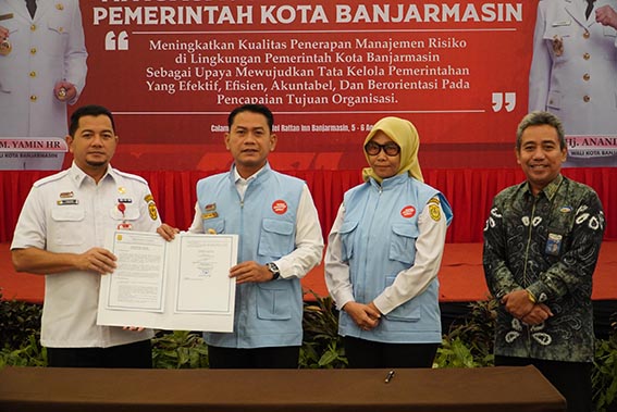 Pemko Kuatkan Manajemen Risiko Kendalikan Gratifikasi WALIKOTA HM Yamin dan Sekdako Ichrom Muftezar dan Plt Kepala Inspektorat Kota Banjarmasin Rabiatul Adawiyah memperlihatkan dokumen komitmen bersama seluruh pimpinan di lingkungan pemko yang baru saja ditandatangani pada FGD mitigasi risiko, Rabu (5/8).(foto:mb/ist)