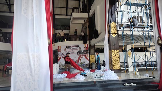 Balaikota Dihias Nuansa Merah Putih PEKERJA menghias Balaikota Banjarmasin dengan Nuansa Merah Putih untuk persiapan menyemarakkan Kemerdekan ke-81 RI. (Foto:mb/via)