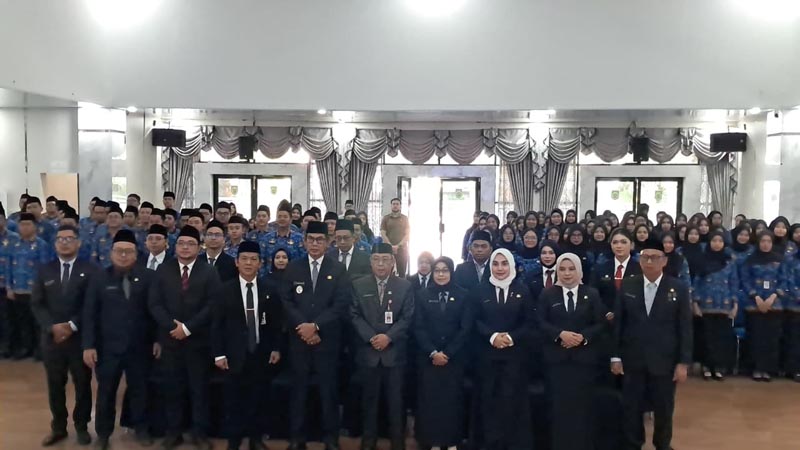 Pejabat Struktural dan Fungsional Dilantik DOLANTIK-Pemberian ucapan selamat kepada pejabat yang baru dilantik serta sesi foto bersama sebagai bentuk dukungan dan apresiasi atas amanah yang diberikan. (foto:mb/ida)