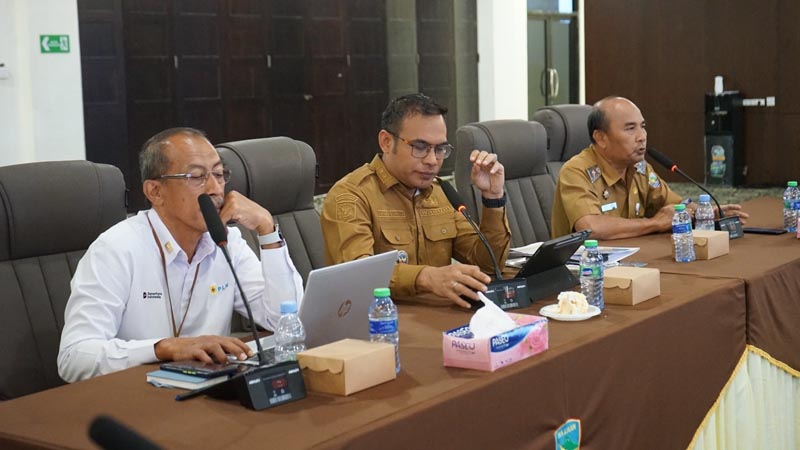 Rakor Pengembangan dan Pemasangan Jaringan Listrik PLN JARINGAN LISTRIK-Pemerintah Kabupaten Kotabaru menggelar Rapat Koordinasi bersama PT PLN (Persero) Unit Pelaksana Proyek Ketenagalistrikan Kalimantan Selatan terkait Pengembangan dan Pemasangan Jaringan Listrik di Desa Limbur dan Desa Hulu Sampanahan yang berlangsung di Aula Bamega, Setda Kotabaru, Sebelimbingan. (foto:mb/ebet)