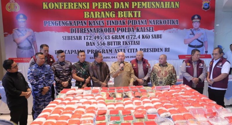 Gubernur Apresiasi Pengungkapan Kasus Narkoba Polda Kalsel Gubernur Kalimantan Selatan, H Muhidin bersama Kapolda Kalsel, Irjen Pol Dr Rosyanto Yudha Hermawan dan anggota Komisi III DPR RI, Habib Aboe Bakar Alhabsyi saat konferansi pers dan pemusnahan barang bakti narkoba di Mapolda Kalsel di Banjarbaru