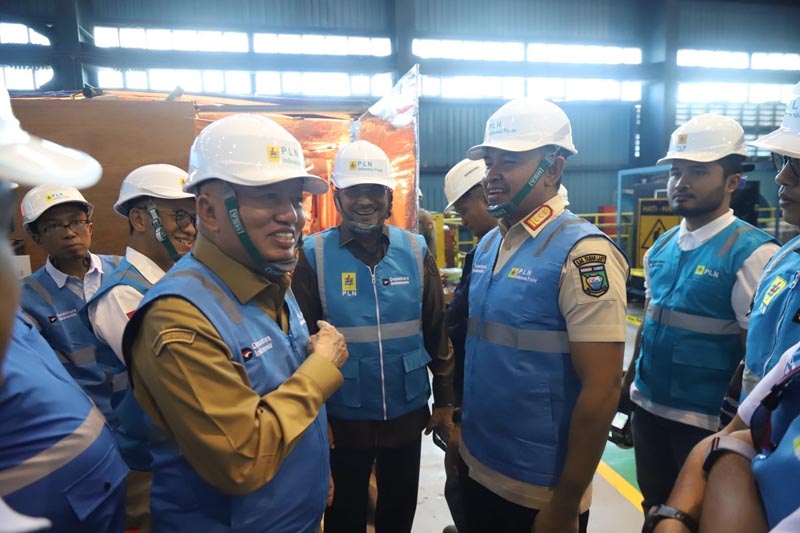 Gubernur Kalsel Pastikan Pasokan Listrik Segera Pulih Bupati Tanah Laut (Tala), H Rahmat Trianto mendampingi Gubernur Kalsel, H Muhidin saat meninjau PLTU Asam-Asam.