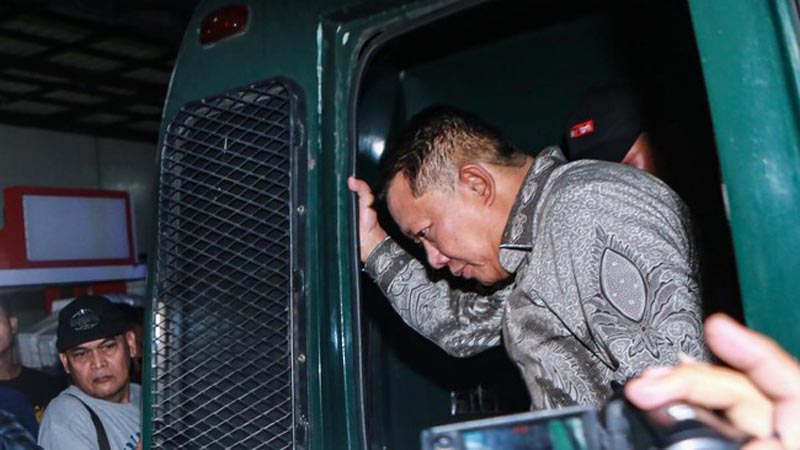 Mantan Jampidsus Ajukan Praperadilan ke PN Jaksel TERSANGKA mantan Jaksa Agung Muda Tindak Pidana Khusus (Jampidsus) Febrie Adriansyah (kanan) turun dari mobil tahanan Kejagung.