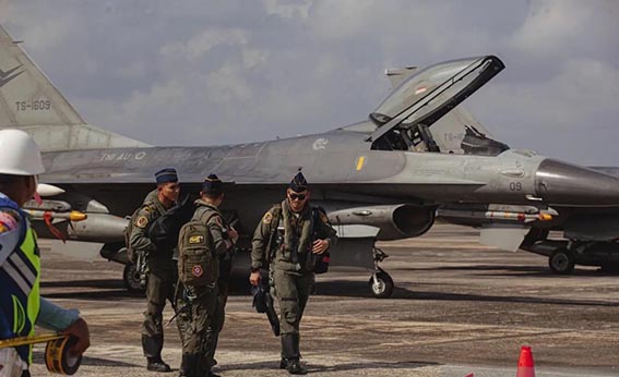Peningkatan Jumlah dan Kualitas Penerbang TNI AU Ilustrasi. Sejumlah penerbang berjalan di samping pesawat tempur F16 Fighting Falcon seusai penerbangan.(foto:mb/ant)