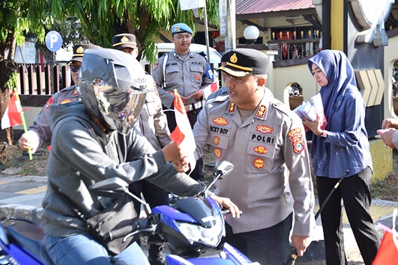 Polres Tala Bagikan 500 Bendera Merah Putih kepada Pengguna Jalan Kapolres Tanah Laut AKBP Ricky Boy Sialagan saat membagikan bendera. (foto:mb/ist)