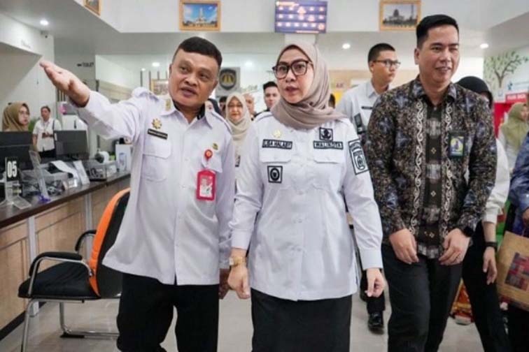 Banjarbaru Perkuat Daya Saing Investasi WALIKOTABanjarbaru Hj Erna Lisa Halaby saat meninjau kantor pelayanan yang mengantarkannya sebagai salah satu daerah dengan tata kelola pelayanan perizinan terbaik di Indonesia, beberapa waktu lalu. (Foto:mb/ant/mc kominfo bjb)