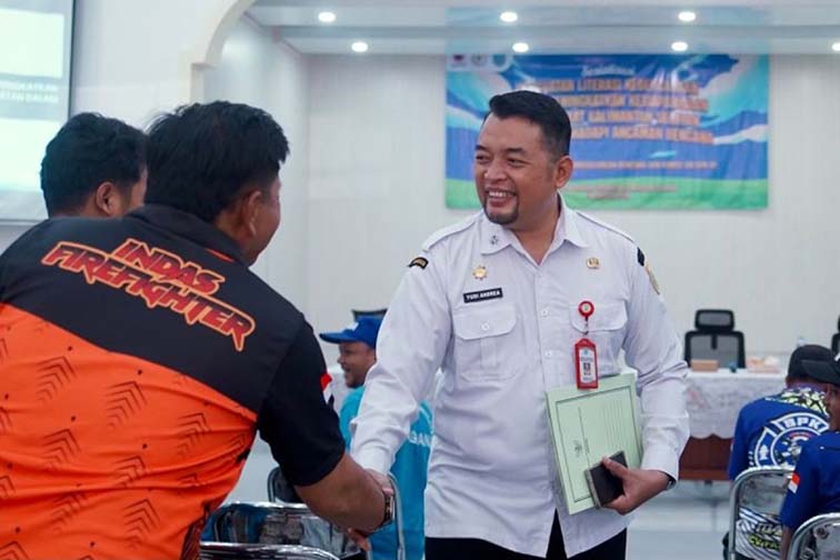 Sekda: Literasi Kebencanaan Perkuat Kesiapsiagaan Masyarakat SEKRETARIS Daerah Kabupaten Banjar Yudi Andrea menyalami salah seorang peserta Sosialisasi Penguatan Literasi Kebencanaan untuk Meningkatkan Kesiapsiagaan Masyarakat Kalsel dalam Menghadapi Ancaman Bencana di Aula BKPSDM Kabupaten Banjar, Martapura, Rabu (5/8). (Foto:mb/ant/mc kominfo bjr)