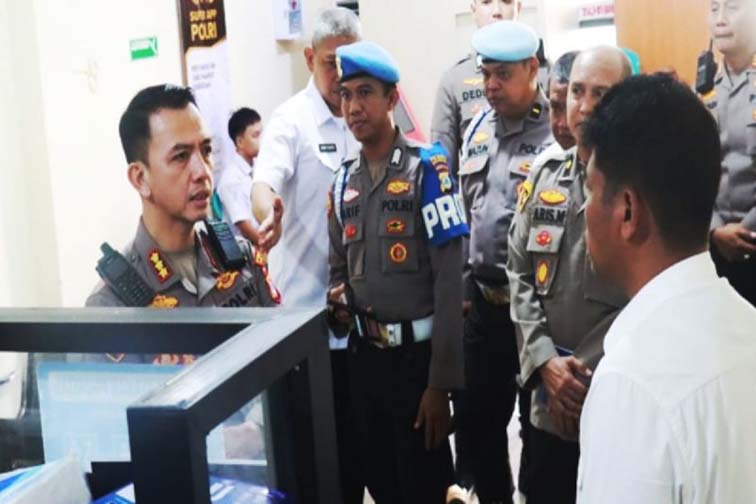 Kapolresta Percepat Pelayanan Prima Menuju Predikat WBBM KAPOLRESTA Banjarmasin Kombes Pol Riza Muttaqin melakukan pengecekan menyeluruh terhadap ruang Sentra Pelayanan Kepolisian Terpadu (SPKT), layanan Surat Keterangan Catatan Kepolisian (SKCK), serta fasilitas pendukung lainnya di Mapolresta Banjarmasin, di Banjarmasin, Rabu (5/8). (Foto:mb/ant/hms polresta bjm)