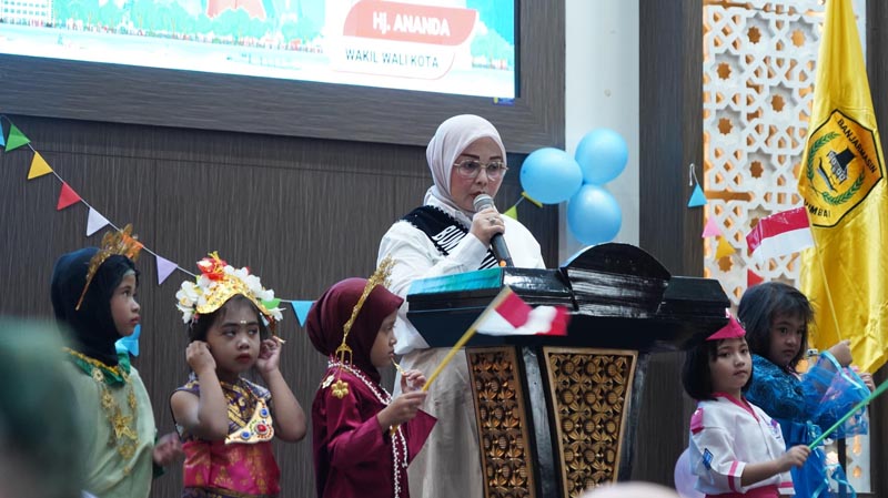 Bunda PAUD Neli Listriani Serukan 3 Gerakan Utama Masa Depan Anak Ketua Tim Penggerak PKK sekaligus Bunda PAUD Kota Banjarmasin, Hj Neli Listriani hadiri Puncak Peringatan Hari Anak Nasional (HAN) Tahun 2026 di Kota Banjarmasin. (foto:mb/ist)
