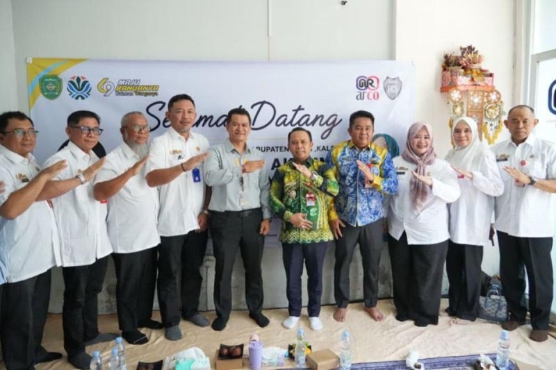 Tapin Targetkan Daur Ulang 40 Ton Sampah Per Hari KUNJUNGAN-Bupati Tapin H. Yamani bersama Plt Kepala Dinas Lingkungan Hidup Kabupaten Tapin Chandra saat berkunjung ke PT Arco Samudera Perkasa Cabang Bali di Denpasar, Provonsi Bali. (foto:mb/ant)