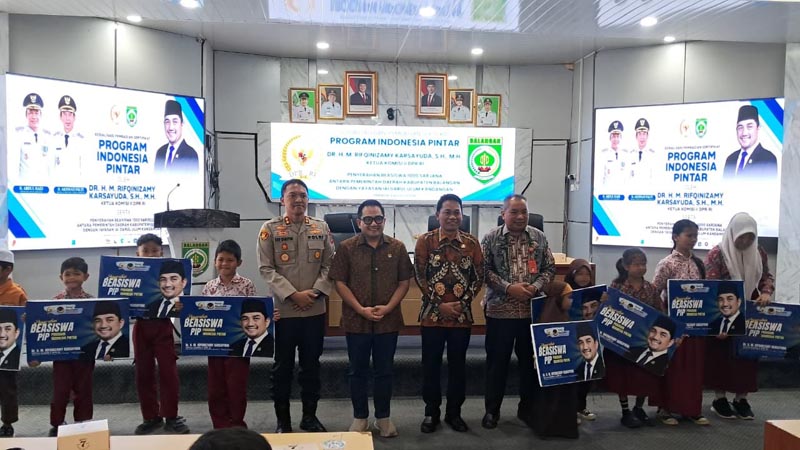 Ketua Komisi II DPR RI Serahkan Program Beasiswa 1.000 Sarjana di Balangan