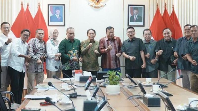 KPK Ungkap Raja Juli Tiga Kali Bertemu dengan Bupati Kuansing MENTERI Kehutanan Raja Juli Antoni (keenam kiri) bersama Bupati Kuantan Singingi Suhardiman Amby (keenam kanan) berfoto bersama setelah melakukan pertemuan di Kementerian Kehutanan, Jakarta, Selasa (2/6).