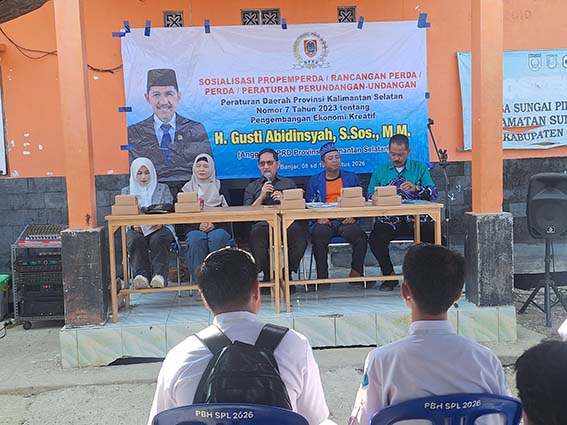 Abidinsyah Beri Pelatihan Ekonomi Kreatif SOSIALISASI - Anggota DPRD Kalsel H Gusti Abidinsyah saat memberikan Sosialisasi Perda tentang Pengembangan Ekonomi Keartif di Desa Sungai Pinang Lama, Kecamatan Sungai Tabuk, Kabupaten Banjar. (Foto: mb/edoy)