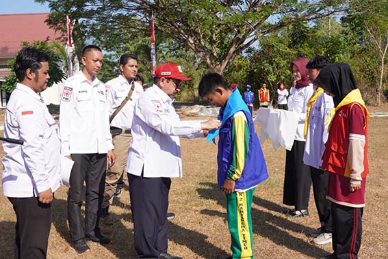 PMI Gelar Latihan Gabungan WABUP Banjar Habib Idrus Al Habsyi secara simbolis memasangkan kacu sebagai tanda peserta Latihan Gabungan PMR se-Kabupaten Banjar.(foto:mb/ist)