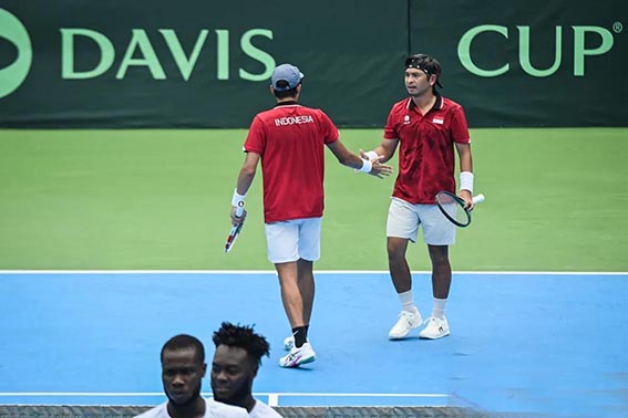 Indonesia Jamu Rumania pada Piala Davis Grup II Dunia 2026 Melakukan Tos - Petenis ganda putra Indonesia Justin Barki (kiri) dan Christopher Rungkat (kanan) melakukan tos tangan usai mencetak poin saat melawan petenis ganda putra Togo Kwami Stanislas Dussey dan Jean Paul Kadangah Killi pada babak playoff Grup Dunia II Piala Davis 2026 di Tenis Center Court Gelora Bung Karno, Jakarta, Minggu (8/2/2026).(foto:mb/ant)