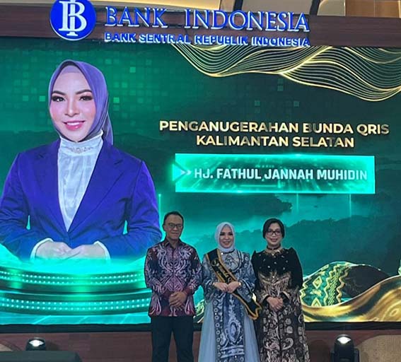 UMKM Kalimantan Menuju Pasar Global BUNDA QRIS KALSEL - Ketua Dekranas Prov Kalsel, Hj. Fathul Jannah Muhidin mendapat Pengaugrahan Bunda Qris Kalimantan Selatan dari Ketua IIPBI Kalsel, Ny.Haris Munandar, saat penutupan Pamor Borneo 2026 di Atrium Duta Mall Banjarmasin, Minggu (9/8).(Foto: mb/fadilah)