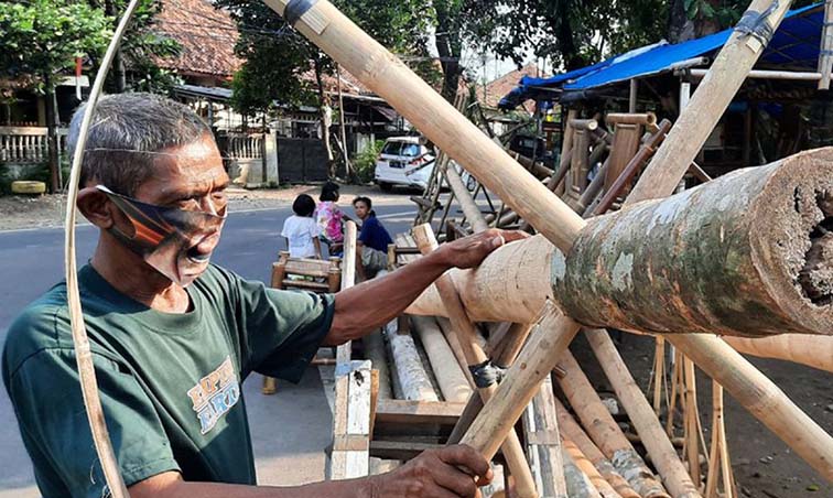 Perajin Pohon Pinang Kebanjiran Pesanan PENGHASILAN TAMBAHAN - Menjelang peringatan HUT RI ke-81 perajin pohon pinang musiman mulai kebanjiran pesanan. Pesanan mulai meningkat dan diperkirakan akan terus bertambah.(foto:mb/ant)