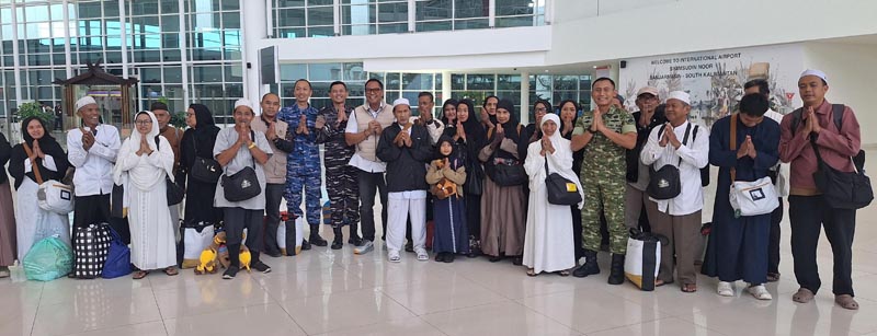 Bambang Sambut Kedatangan 36 Jemaah Umrah Terlantar Anggota DPR RI,Drs. H. Bambang Heri Purnama, S.T., S.H., M.H sambut kedatangan 36 jemaah umrah yang terlantar di Jeddah dengan selamat di Bandara Internasional Syamsudinnor didampingi Kepala Bidang Bina dan Pengendalian Haji dan Umrah,H.Rasyid Luthfiana,Danlanud,Danlanal dan lainnya. (foto;mb/rds)