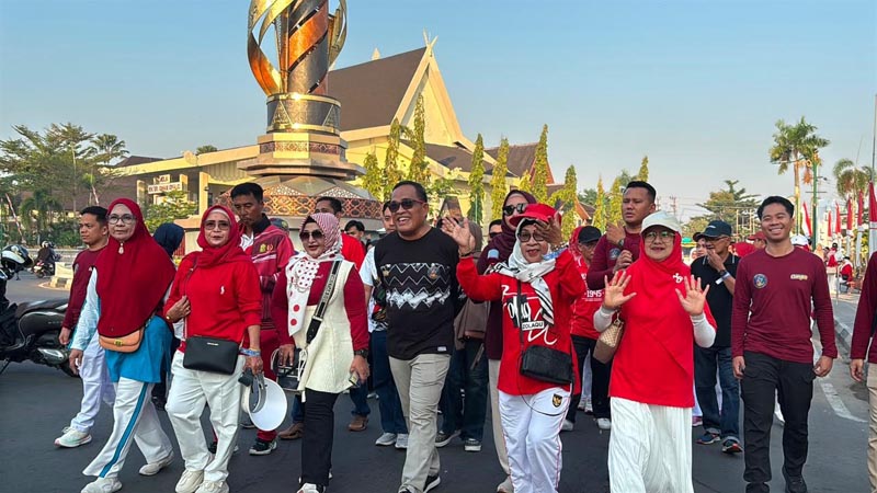Bupati Sahrujani Ikuti Jalan Santai JALAN SANTAI-Bupati HSU H Sahrujani mengikuti jalan santai dan Reuni SMKN1 Amuntai. (foto:mb/yusuf)