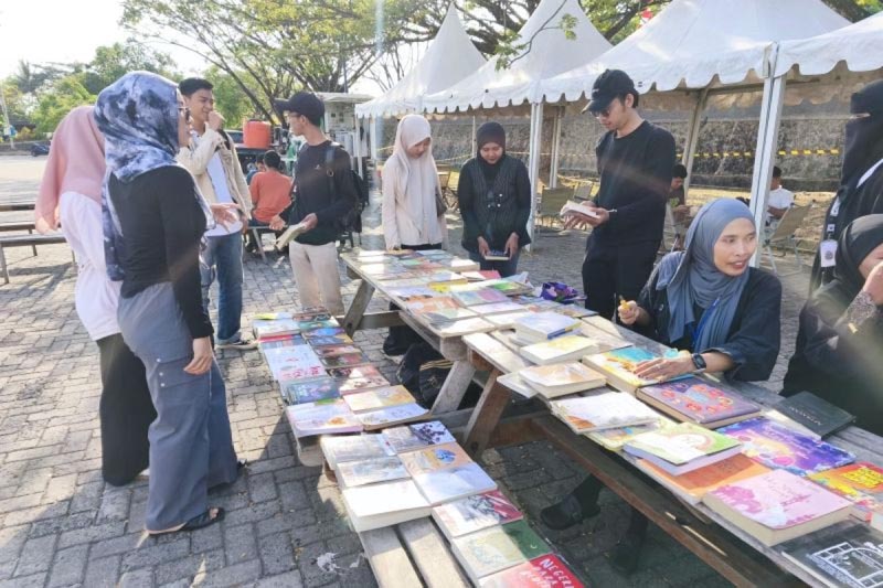 Komunitas di Tanah Bumbu Buka Lapak Baca di Bandara Bersujud LAPAK MEMBACA-Komunitas di Tanah Bumbu buka lapak baca di Bandara Bersujud. (foto:mb/ant)