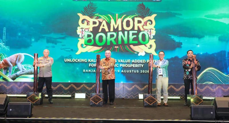 Gubernur Dorong Pertumbuhan Ekonomi Melalui Penguatan Investasi Gubernur Kalimantan Selatan, H Muidin saat menancapkan tiang pancang sebagai tanda dibukanya secara resmi kegiatan Pamor Borneo 2026
