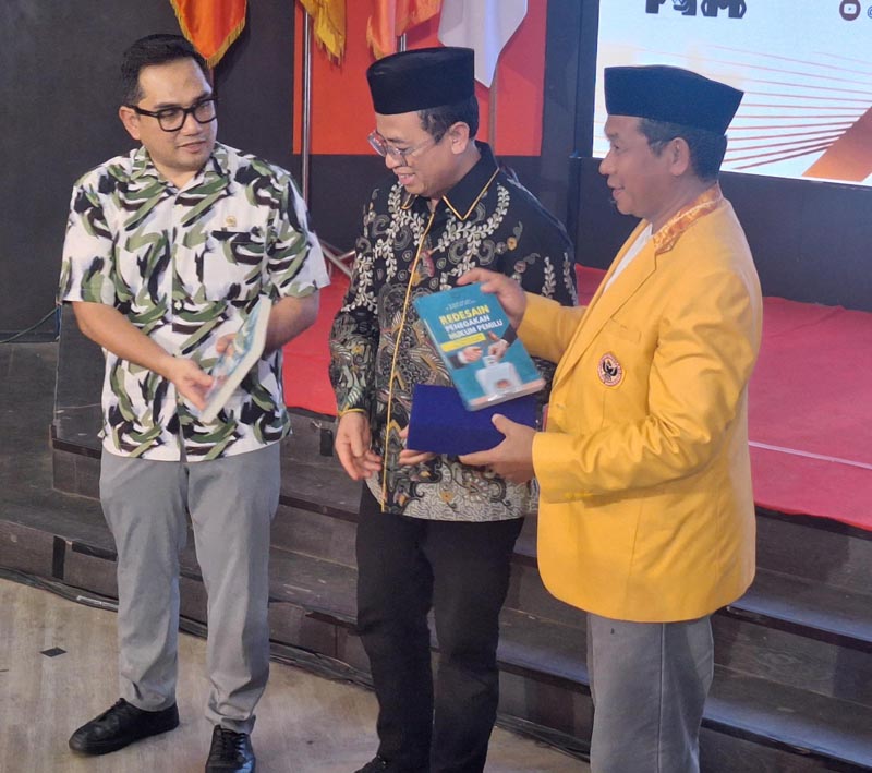 Bawaslu Mengapresiasi Transformasi Digital Dalam Pengawasan Pemilu Anggota Bawaslu RI,Dr H Puadi SPd MM, dan Ketua Komisi II DPR RI,Dr.HM.Rifqinizamy Karsayuda SAH MH, saat menyerahkan buku tentang pemilu. (foto;mb/rds)