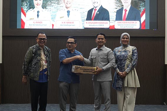 Rifqinizamy Jemput Bola Layanan Aktivasi IKD di Banjarmasin WALIKOTA Banjarmasin HM.Yamin didampingi Wakilnya Hj Ananda menerima blangko aktivasi IKD dari Ketua Komisi II DPR RI H M Rifqinizamy Karsayuda.(foto:mb/ist)