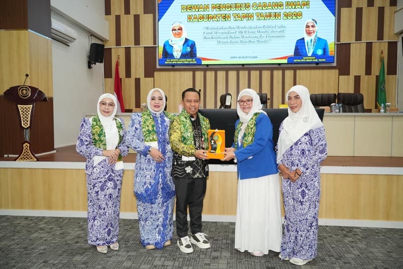 H Yamani Buka Rakercab IV Iwapi Kabupaten Tapin Bupati Tapin H Yamani saat saling berbagi cenderamata kepada Ketua Iwapi Provinsi Kalsel Hj Shinta Laksmi Dewi pada pembukaan Rakercab Iwapi Kabupaten Tapin. (foto:mb/herman)