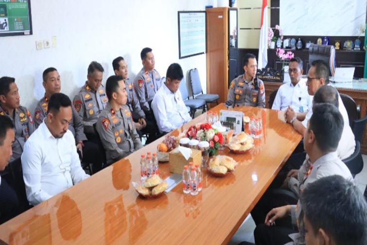 Polresta-Pengadilan Perkuat Koordinasi KAPOLRESTA Banjarmasin Kombes Pol Riza Muttaqin bersama jajaran saat melakukan pertemuan dengan Ketua PN Banjarmasin Chairil Anwar, Senin (10/8).(foto:mb/ant)