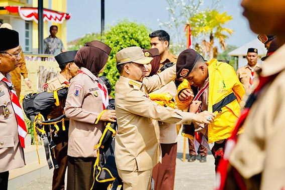 H Yamani Lepas Kontingen Kwarcab Tapin LEPAS KONTINGEN - Ketua Mabicab Pramuka Tapin H Yamani bersama Ketua Kwarcab Pramuka Tapin H Juanda saat melepas kontingen Pramuka Kabupaten Tapin menuju Jambore Nasional ke-12 di Cibubur Jakarta, yang di gelar pada 13 hingga 20 Agustus mendatang, Senin (10/8). (Foto: mb/her)