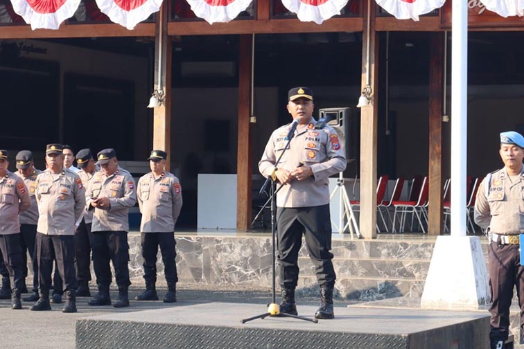 Kapolres Ricky: Hindari Hal Negatif KAPOLRES Tala AKBP Ricky Boy Siallagan saat memimpin apel jam pimpinan, Senin (10/8).(foto:mb/ant)