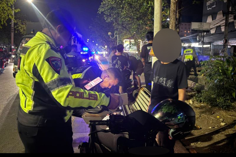 30 Pelanggar Ditindak Saat Patroli Dini Hari PERSONEL Sat Lantas Polresta Banjarmasin sedang melakukan penertiban terhadap pengendara motor yang melanggar lalu lintas, sekaligus mencegah terjadinya aksi balap liar, Minggu (9/8).(foto:mb/ant)
