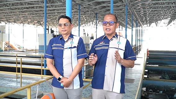 Kadar Garam Tinggi, Distribusi Air Berkurang DIREKTUR Utama PT Air Minum Bandarmasih Zulbadi (kanan) didampingi Direktur Operasional Irwan Firwana saat memberikan penjelasan terkait dampak intrusi air laut di intake Pematang.(foto:mb/ist)