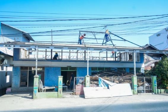 Pemko Banjarbaru Bantu Renovasi TPA Darul Falah BEBERAPA tukang melakukan perbaikan bangunan TPA Darul Falah Kecamatan Cempaka yang mendapat bantuan renovasi total dari Pemko Banjarbaru.(foto:mb/ist)