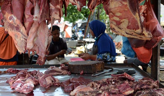 Harga Daging Sapi Diatas HAP HARGA DAGING MAHAL - Harga rata-rata secaa nasional komoditas daging sapi berada di atas harga acuan penjualan (HAP) tingkat konsumen, dimana daging sapi minggu pertama Agustus 2026 mencapai Rp143.737 per kilogram, sedangkan HAP-nya ditetapkan sebesar Rp140.000 per kilogram dengan jumlah kabupaten/kota yang mengalami kenaikan Indeks Perkembangan Harga (IPH) daging sapi 56 daerah.(foto:mb/ant)