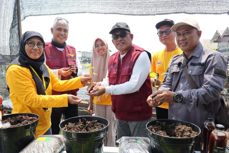 Bupati dan Wabup HSU Hadiri Tanam Perdana Cabai, Terong dan Tomat di Desa Kalumpang TANAM CABE-Bupati HSU dan Wabup HSU Hero Setiawan melaksanakan tanam perdana cabai, Terong dan Tomat di Desa Kalumpang. (foto:mb/yusuf)
