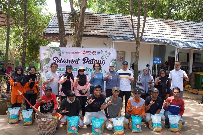 Pengelolaan Sampah di Tala Jadi Perhatian Kementerian LH Bupati Tanah Laut (Tala), H Rahmat Trianto bersama Ketua TP PKK Tala, Hj Dian Rahmat Trianto dan Pembina Dharma Wanita Persatuan (DWP) Kementerian Lingkungan Hidup RI, Alia Febyani Jumhur Hidayat beserta rombongan saat mengunjungi Tempat Pemrosesan Akhir (TPA) Bakunci.