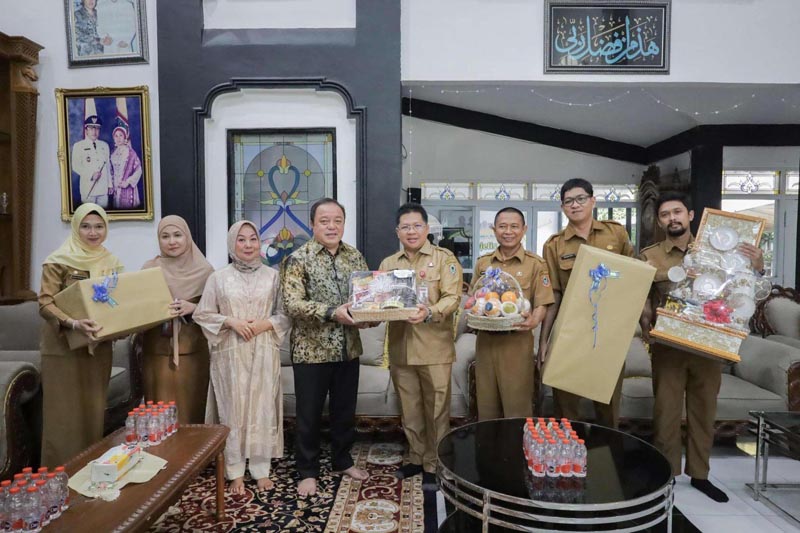 Gubernur Salurkan Tali Asih dan Pererat Silaturahmi ke Tokoh Banua Sekretaris DPRD Provinsi Kalsel, H. Muhammad Jaini, yang didampingi oleh jajaran Dinas Sosial Kalsel, rombongan melaksanakan anjangsana ke kediaman Wakil Gubernur Kalsel Periode 2005–2010, H. M. Rosehan Noor Bahri. (foto:mb/ist)